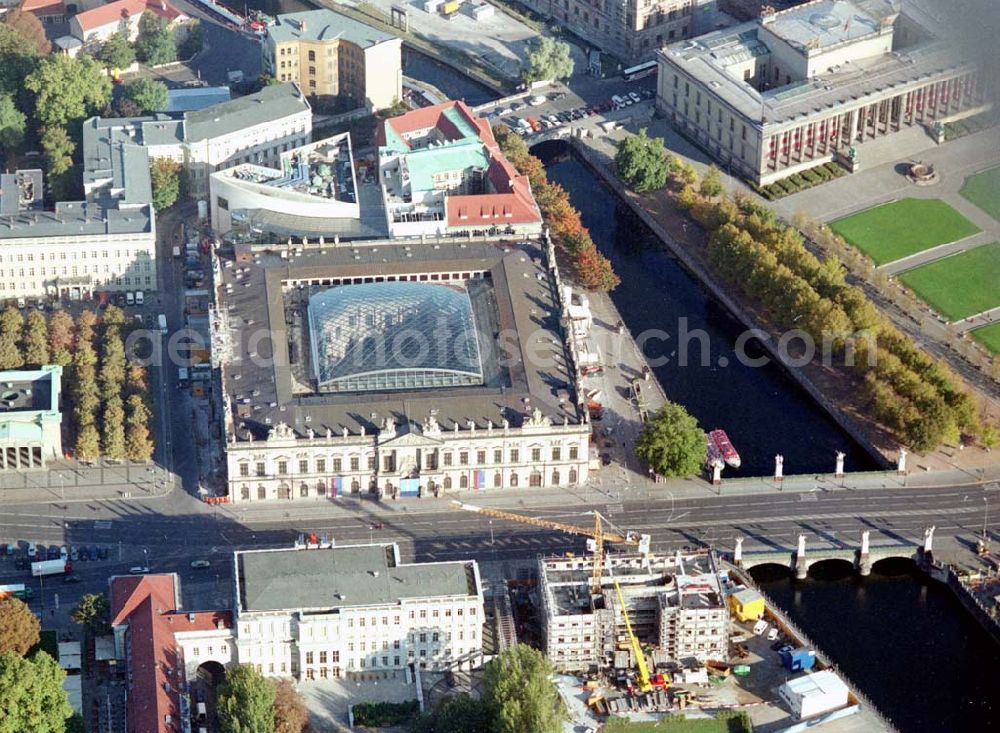 Aerial photograph Berlin - Fertig umgebautes Museum für Deutsche Geschichte (Zeughaus) in Berlin Mitte, Straße Unter den Linden Deutsches Historisches Museum Unter den Linden 2 10117 Berlin Telefon: +49 - (0)30 - 20304 - 0 Telefax: .+49 - (0)30 - 20304 - 543 e-mail: webadmin@dhm.de Architekt: Pei Cobb Freed & Partners Architects LLP 88 Pine Street New York, NY 10005 USA Tel.: 212 751-3122 Fax: 212 872-5443