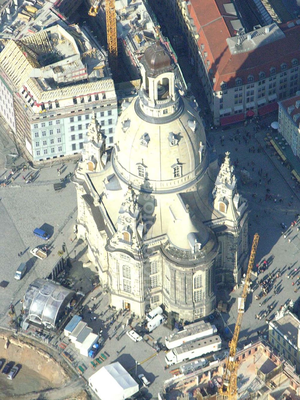 Dresden (Sachsen) from above - : Fertig wiederaufgebaute Frauenkirche in Dresden am Tage vor der Weihe..