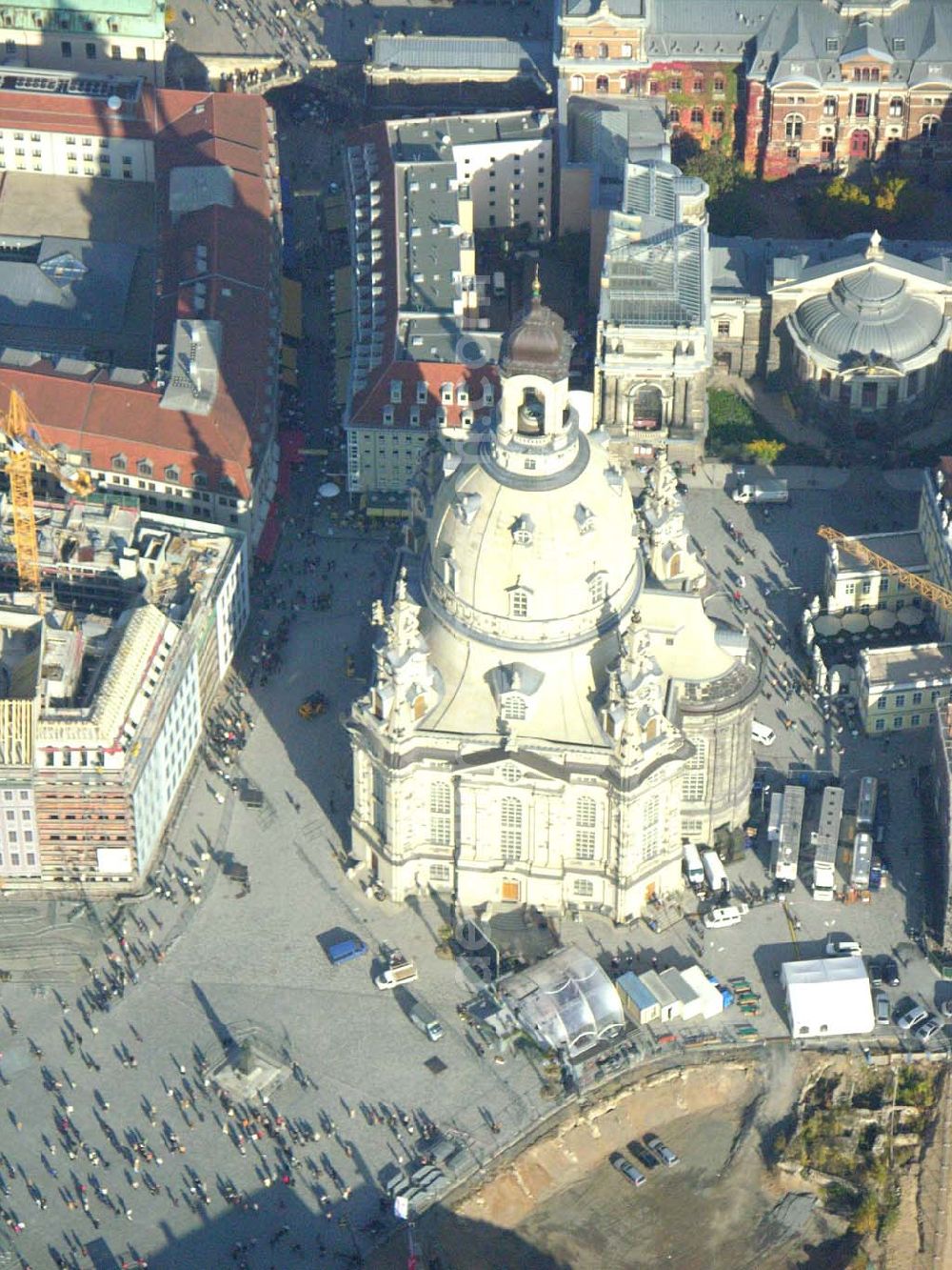 Dresden (Sachsen) from above - : Fertig wiederaufgebaute Frauenkirche in Dresden am Tage vor der Weihe..