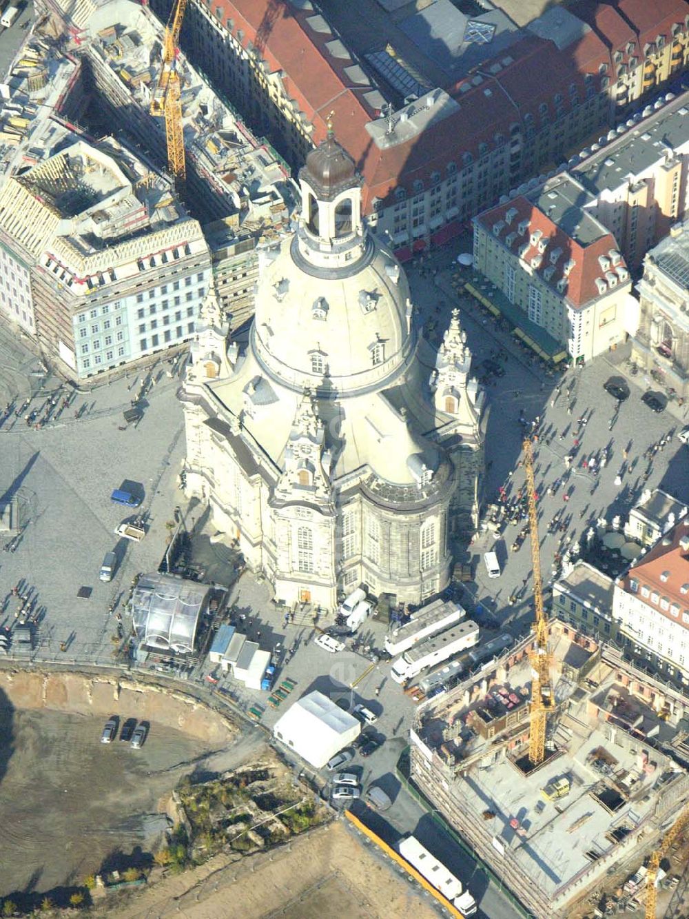 Dresden (Sachsen) from the bird's eye view: : Fertig wiederaufgebaute Frauenkirche in Dresden am Tage vor der Weihe..