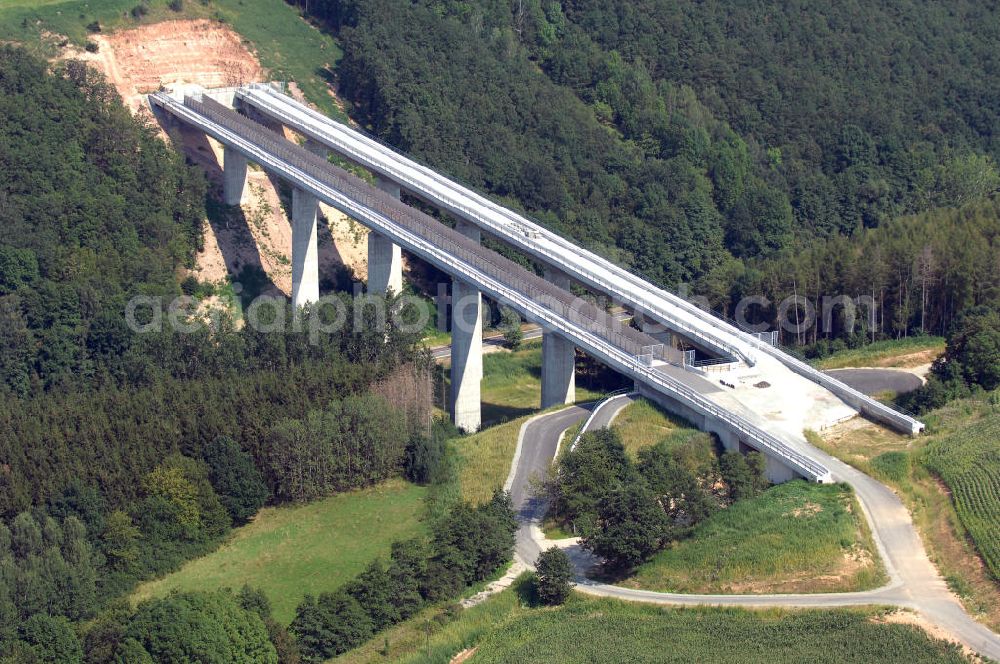 Bad Bibra from the bird's eye view: 07.08.2007 Bad Bibra Blick auf die fertige Saubach-Talbrücke. Sie gehört zum Projekt der Eisenbahn-Neubaustrecke Erfurt-Leipzig/Halle. Die Brücke ist 248 Meter lang und verbindet den künftigen Bibra-Tunnel im Osten über den tiefen Taleinschnitt mit dem künftigen Finnetunnel im Westen. Da die Tunnel als zwei eingleisige Röhren gebaut wurden, besteht die Bücke aus zwei parallelen eingleisigen Bauwerken mit jeweils neun Metern Breite. Verbaut werden sollen rund 12 000 Kubikmeter Beton und 1600 Tonnen Bewehrungsstahl. Die Kosten betrugen rund acht Millionen Euro.