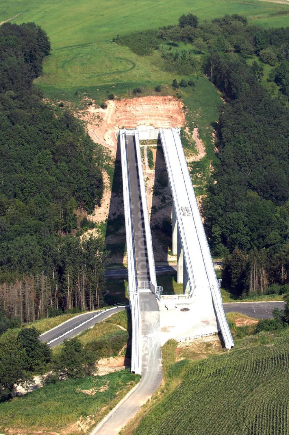 Aerial image Bad Bibra - 07.08.2007 Bad Bibra Blick auf die fertige Saubach-Talbrücke. Sie gehört zum Projekt der Eisenbahn-Neubaustrecke Erfurt-Leipzig/Halle. Die Brücke ist 248 Meter lang und verbindet den künftigen Bibra-Tunnel im Osten über den tiefen Taleinschnitt mit dem künftigen Finnetunnel im Westen. Da die Tunnel als zwei eingleisige Röhren gebaut wurden, besteht die Bücke aus zwei parallelen eingleisigen Bauwerken mit jeweils neun Metern Breite. Verbaut werden sollen rund 12 000 Kubikmeter Beton und 1600 Tonnen Bewehrungsstahl. Die Kosten betrugen rund acht Millionen Euro.