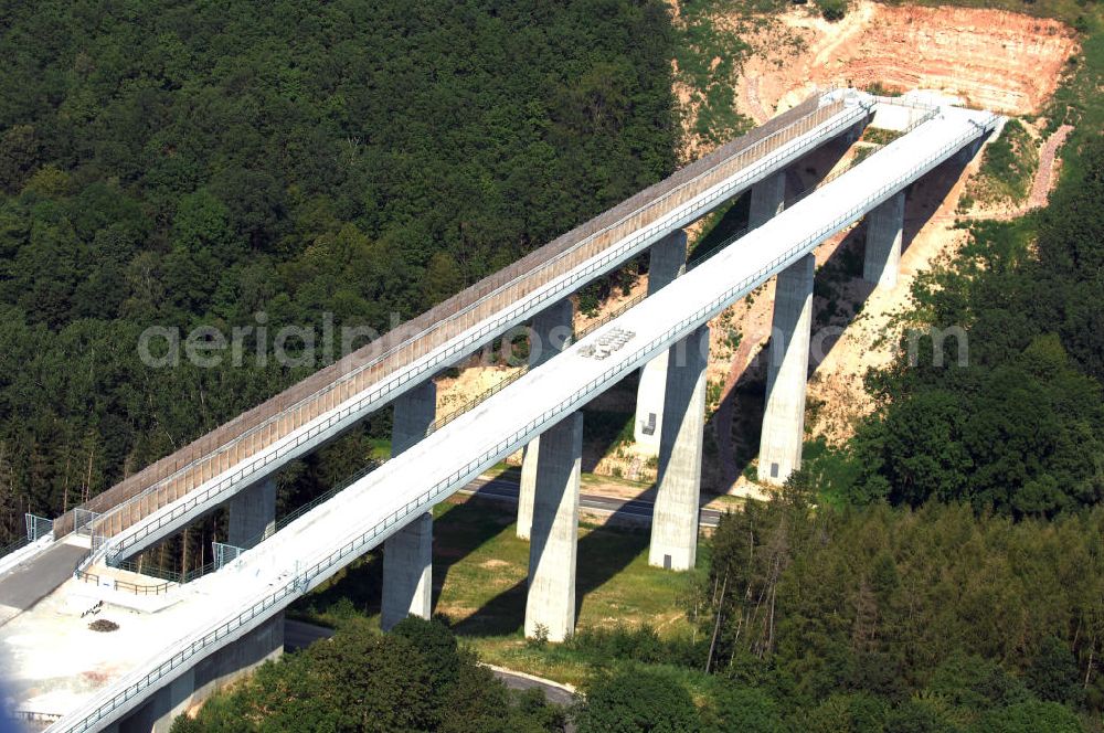 Aerial photograph Bad Bibra - 07.08.2007 Bad Bibra Blick auf die fertige Saubach-Talbrücke. Sie gehört zum Projekt der Eisenbahn-Neubaustrecke Erfurt-Leipzig/Halle. Die Brücke ist 248 Meter lang und verbindet den künftigen Bibra-Tunnel im Osten über den tiefen Taleinschnitt mit dem künftigen Finnetunnel im Westen. Da die Tunnel als zwei eingleisige Röhren gebaut wurden, besteht die Bücke aus zwei parallelen eingleisigen Bauwerken mit jeweils neun Metern Breite. Verbaut werden sollen rund 12 000 Kubikmeter Beton und 1600 Tonnen Bewehrungsstahl. Die Kosten betrugen rund acht Millionen Euro.