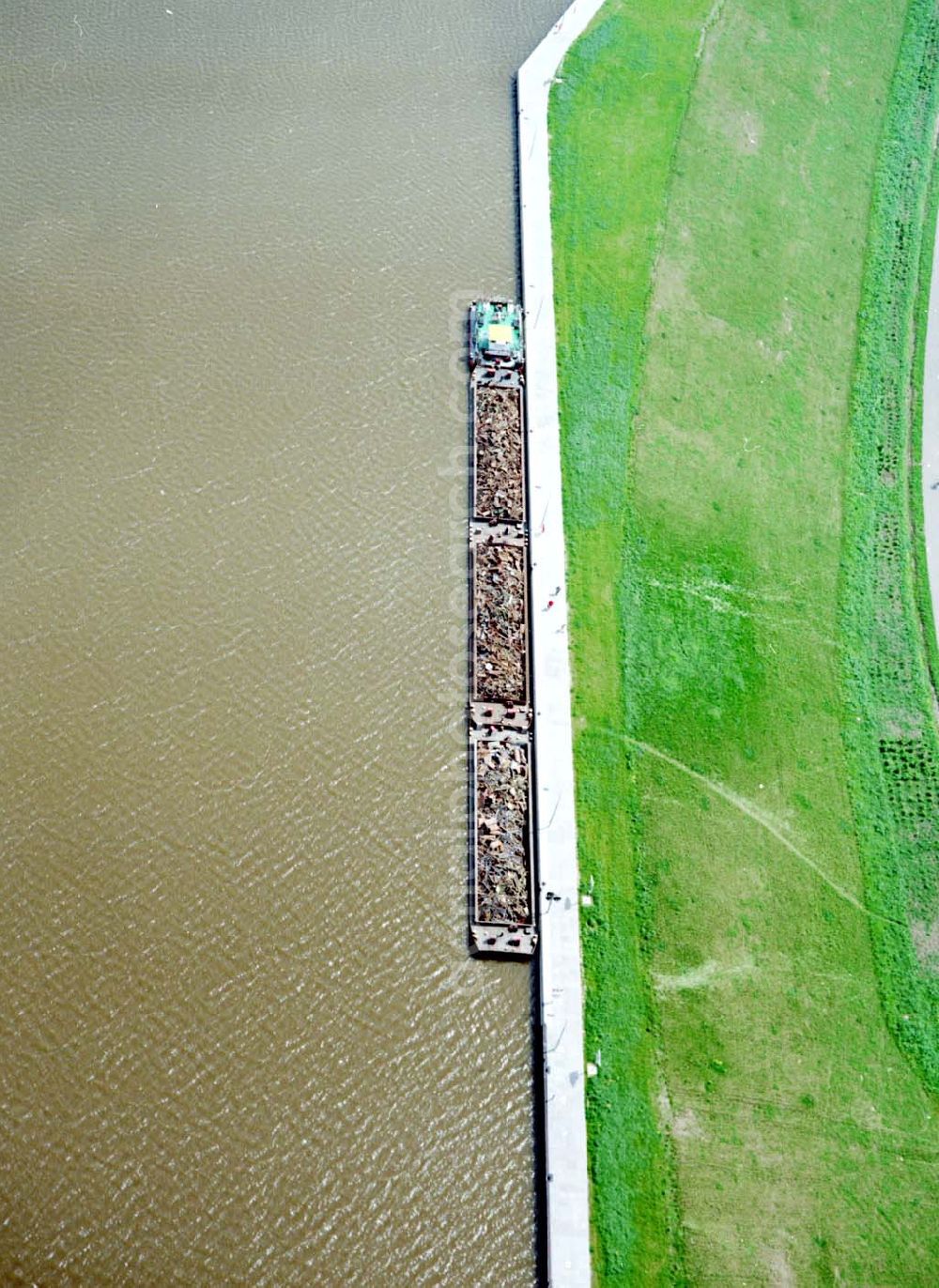 Rothensee from the bird's eye view: Fertige Schleuse Rothensee am Wasserstraßenkreuz Magdeburg.