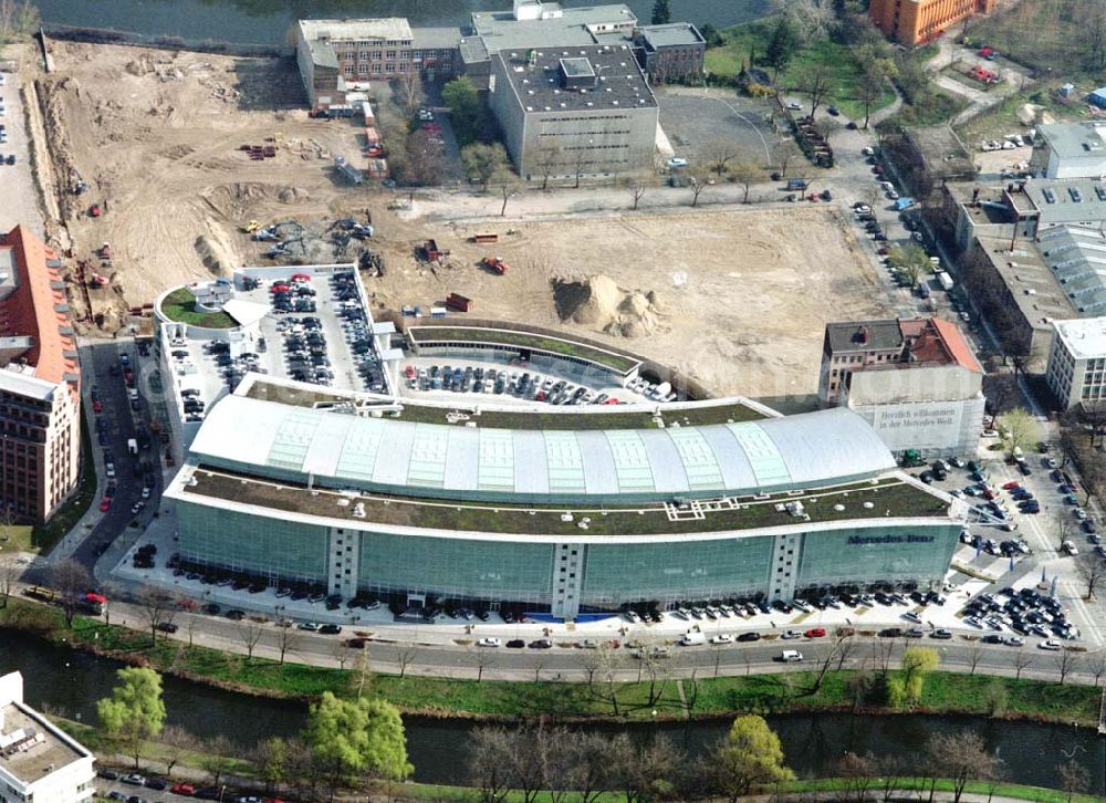 Berlin - Charlottenburg from the bird's eye view: Fertiger Neubau mit Erweiterungsflächen der Mercedes - Benz - Niederlassung in Berlin - Charlottenburg am Salzufer.