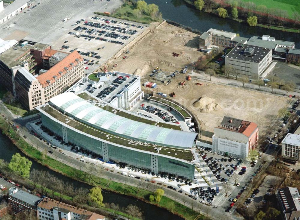 Aerial image Berlin - Charlottenburg - Fertiger Neubau mit Erweiterungsflächen der Mercedes - Benz - Niederlassung in Berlin - Charlottenburg am Salzufer.