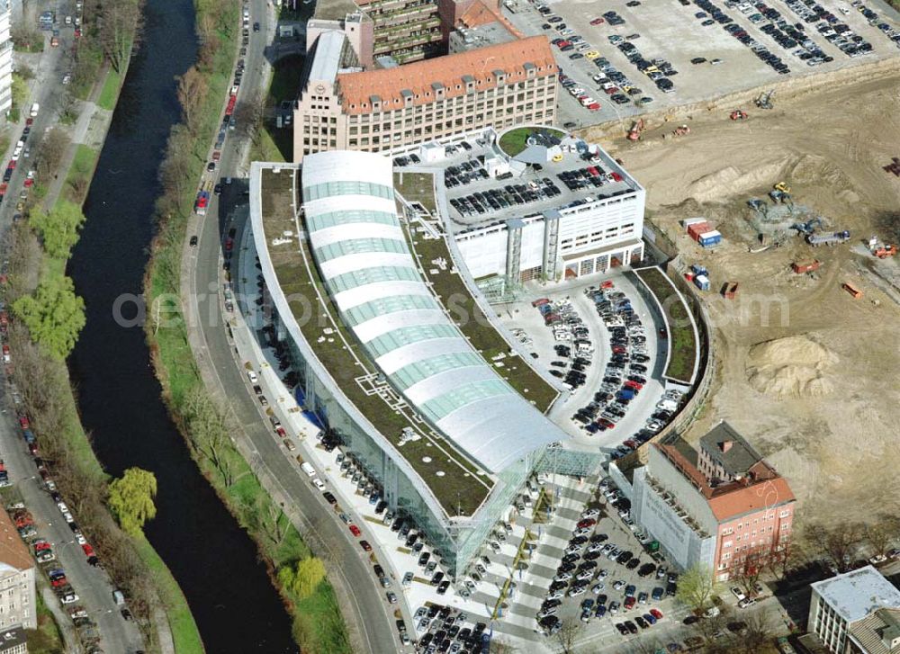 Aerial photograph Berlin - Charlottenburg - Fertiger Neubau mit Erweiterungsflächen der Mercedes - Benz - Niederlassung in Berlin - Charlottenburg am Salzufer.