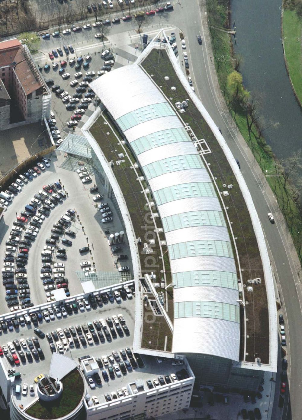 Aerial image Berlin - Charlottenburg - Fertiger Neubau mit Erweiterungsflächen der Mercedes - Benz - Niederlassung in Berlin - Charlottenburg am Salzufer.