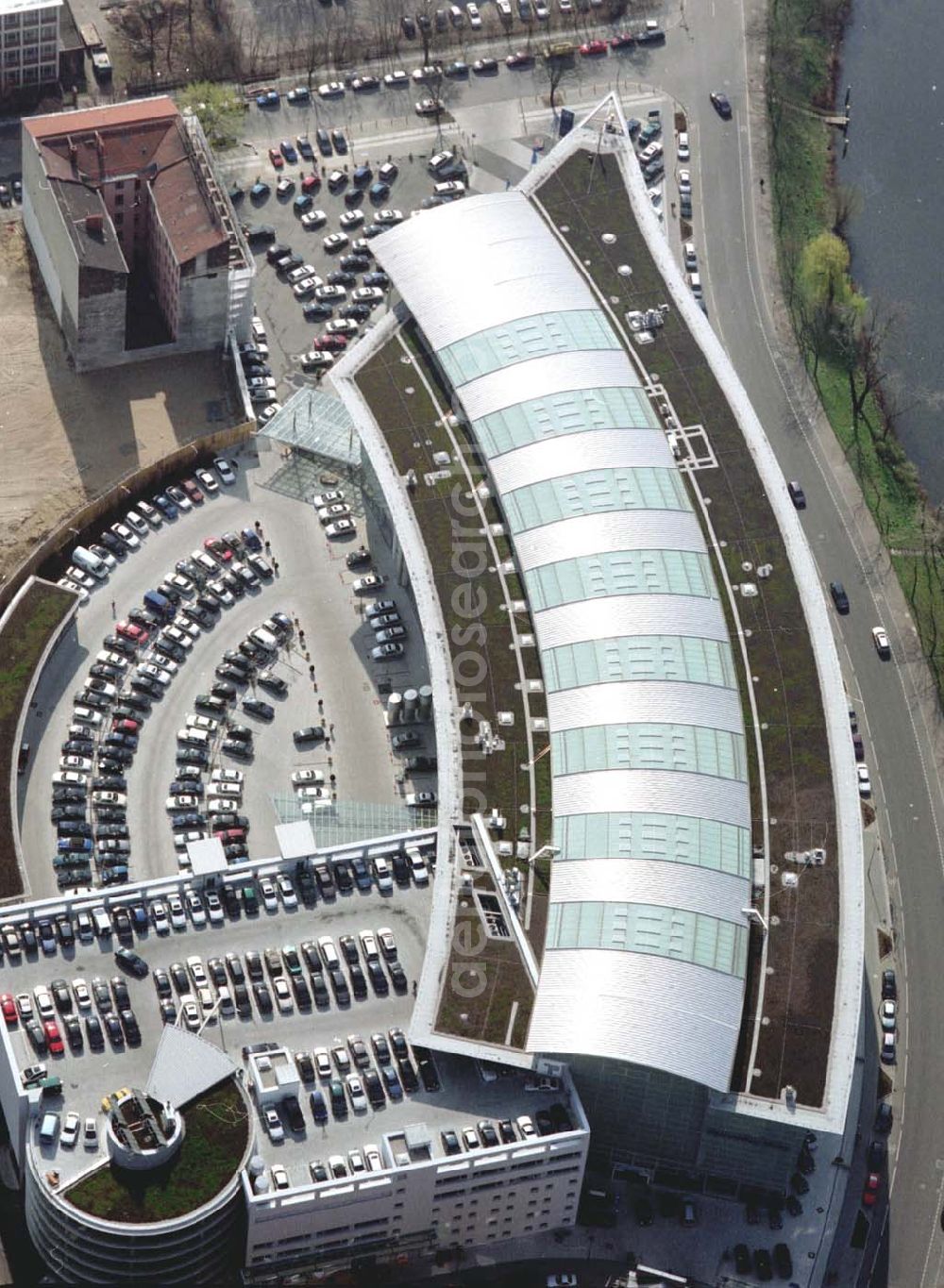 Aerial photograph Berlin - Charlottenburg - Fertiger Neubau mit Erweiterungsflächen der Mercedes - Benz - Niederlassung in Berlin - Charlottenburg am Salzufer.