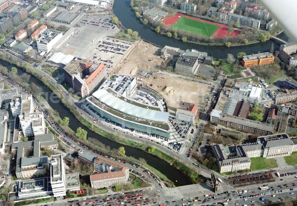 Berlin - Charlottenburg from the bird's eye view: Fertiger Neubau mit Erweiterungsflächen der Mercedes - Benz - Niederlassung in Berlin - Charlottenburg am Salzufer.