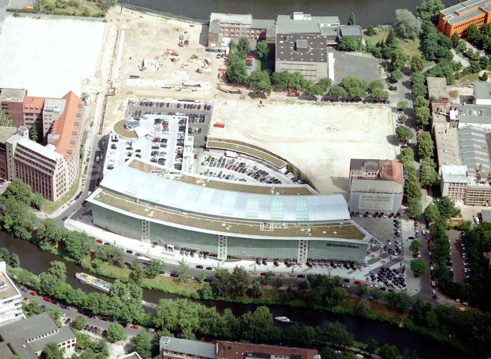 Berlin - Charlottenburg from the bird's eye view: Fertiger Neubau mit Erweiterungsflächen der Mercedes - Benz - Niederlassung in Berlin - Charlottenburg am Salzufer.