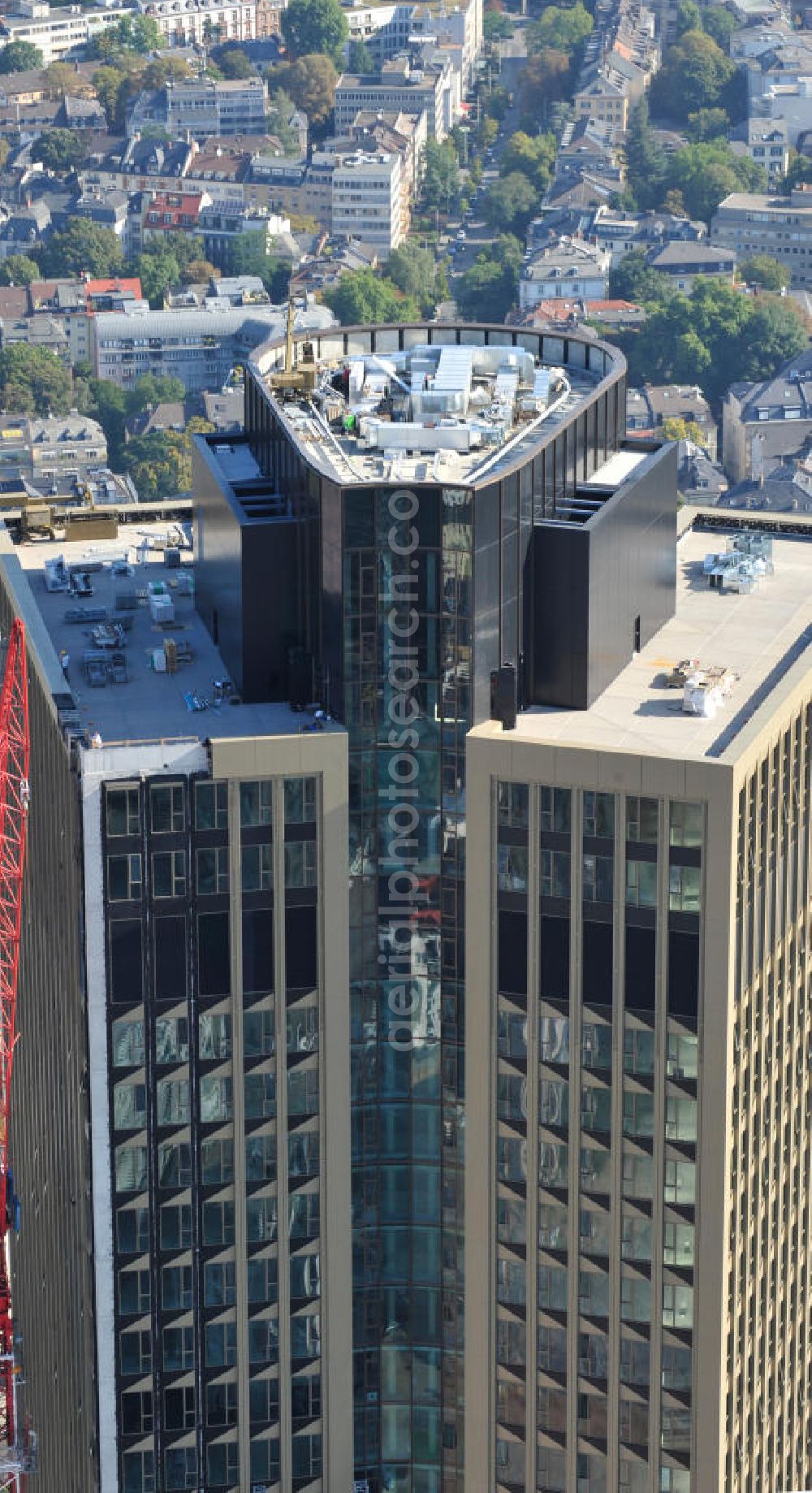 Aerial image Frankfurt am Main - Fertiger Neubau des Hochhauses Tower 185 , dem derzeit höchstem, in Deutschland im Bau befindlichen Wolkenkratzer. Bauherr ist dieCA IMMO Deutschland (formals Vivico Real Estate). Die Wirtschaftsprüfungsgesellschaft PricewaterhouseCoopers (PwC) hat bereits vor Baubeginn 60.000 Quadratmeter von insgesamt rund 90.000 Quadratmeter Bürofläche langfristig angemietet und wird hier ihre neue Deutschland-Zentrale beziehen. Den Entwurf für den Tower 185 lieferte der Frankfurter Architekt Christoph Mäckler. Er sieht ein hufeisenförmig angelegtes Sockelgebäude vor, aus dem sich die beiden Hochhaushälften mit einer Aluminium-Glas-Fassade erheben. View of the construction site of Tower 185, currently the highest skyscraper in Germany under construction. Owner is the CA IMMO (former Vivico real estate).