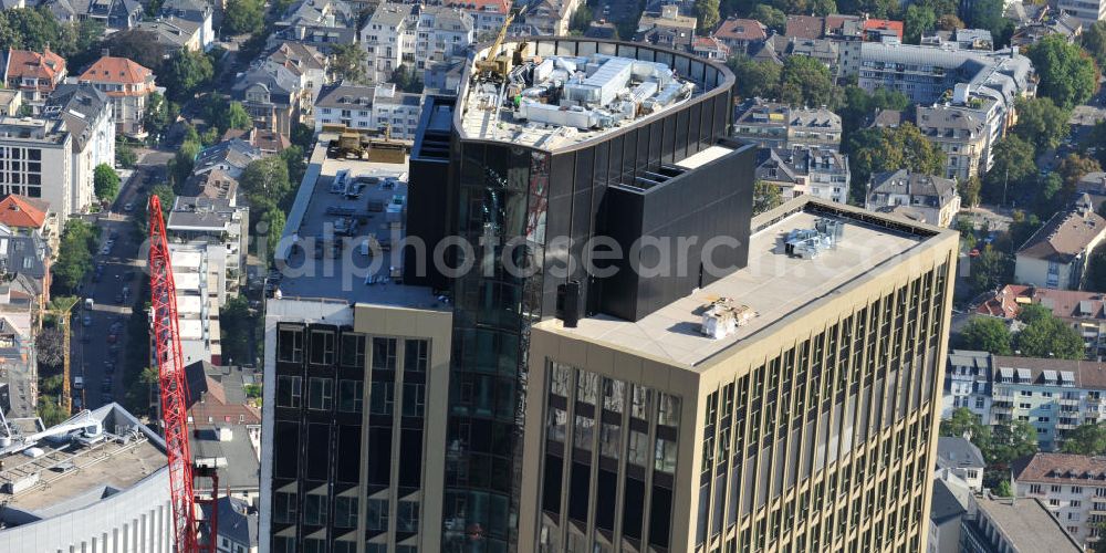 Frankfurt am Main from above - Fertiger Neubau des Hochhauses Tower 185 , dem derzeit höchstem, in Deutschland im Bau befindlichen Wolkenkratzer. Bauherr ist dieCA IMMO Deutschland (formals Vivico Real Estate). Die Wirtschaftsprüfungsgesellschaft PricewaterhouseCoopers (PwC) hat bereits vor Baubeginn 60.000 Quadratmeter von insgesamt rund 90.000 Quadratmeter Bürofläche langfristig angemietet und wird hier ihre neue Deutschland-Zentrale beziehen. Den Entwurf für den Tower 185 lieferte der Frankfurter Architekt Christoph Mäckler. Er sieht ein hufeisenförmig angelegtes Sockelgebäude vor, aus dem sich die beiden Hochhaushälften mit einer Aluminium-Glas-Fassade erheben. View of the construction site of Tower 185, currently the highest skyscraper in Germany under construction. Owner is the CA IMMO (former Vivico real estate).