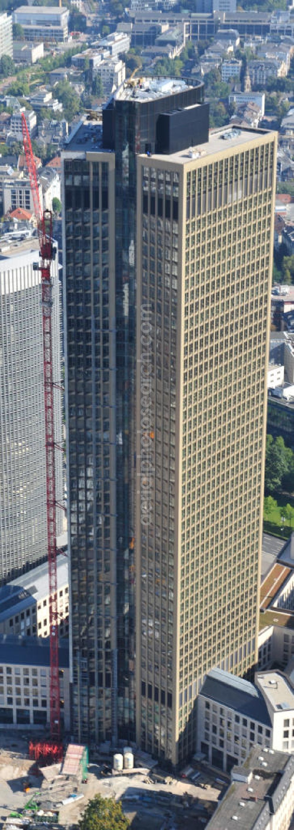 Frankfurt am Main from the bird's eye view: Fertiger Neubau des Hochhauses Tower 185 , dem derzeit höchstem, in Deutschland im Bau befindlichen Wolkenkratzer. Bauherr ist dieCA IMMO Deutschland (formals Vivico Real Estate). Die Wirtschaftsprüfungsgesellschaft PricewaterhouseCoopers (PwC) hat bereits vor Baubeginn 60.000 Quadratmeter von insgesamt rund 90.000 Quadratmeter Bürofläche langfristig angemietet und wird hier ihre neue Deutschland-Zentrale beziehen. Den Entwurf für den Tower 185 lieferte der Frankfurter Architekt Christoph Mäckler. Er sieht ein hufeisenförmig angelegtes Sockelgebäude vor, aus dem sich die beiden Hochhaushälften mit einer Aluminium-Glas-Fassade erheben. View of the construction site of Tower 185, currently the highest skyscraper in Germany under construction. Owner is the CA IMMO (former Vivico real estate).