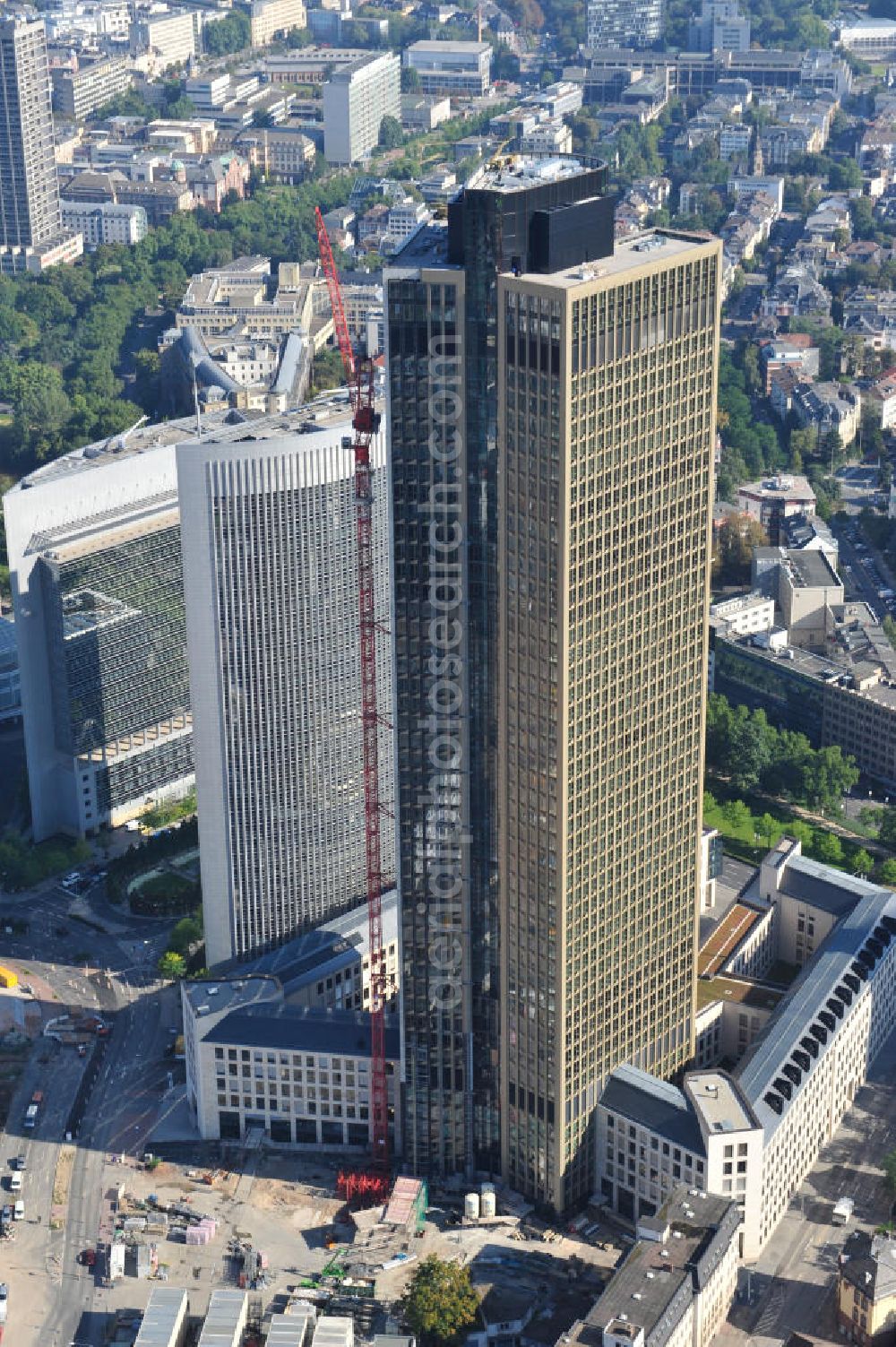 Aerial image Frankfurt am Main - Fertiger Neubau des Hochhauses Tower 185 , dem derzeit höchstem, in Deutschland im Bau befindlichen Wolkenkratzer. Bauherr ist dieCA IMMO Deutschland (formals Vivico Real Estate). Die Wirtschaftsprüfungsgesellschaft PricewaterhouseCoopers (PwC) hat bereits vor Baubeginn 60.000 Quadratmeter von insgesamt rund 90.000 Quadratmeter Bürofläche langfristig angemietet und wird hier ihre neue Deutschland-Zentrale beziehen. Den Entwurf für den Tower 185 lieferte der Frankfurter Architekt Christoph Mäckler. Er sieht ein hufeisenförmig angelegtes Sockelgebäude vor, aus dem sich die beiden Hochhaushälften mit einer Aluminium-Glas-Fassade erheben. View of the construction site of Tower 185, currently the highest skyscraper in Germany under construction. Owner is the CA IMMO (former Vivico real estate).