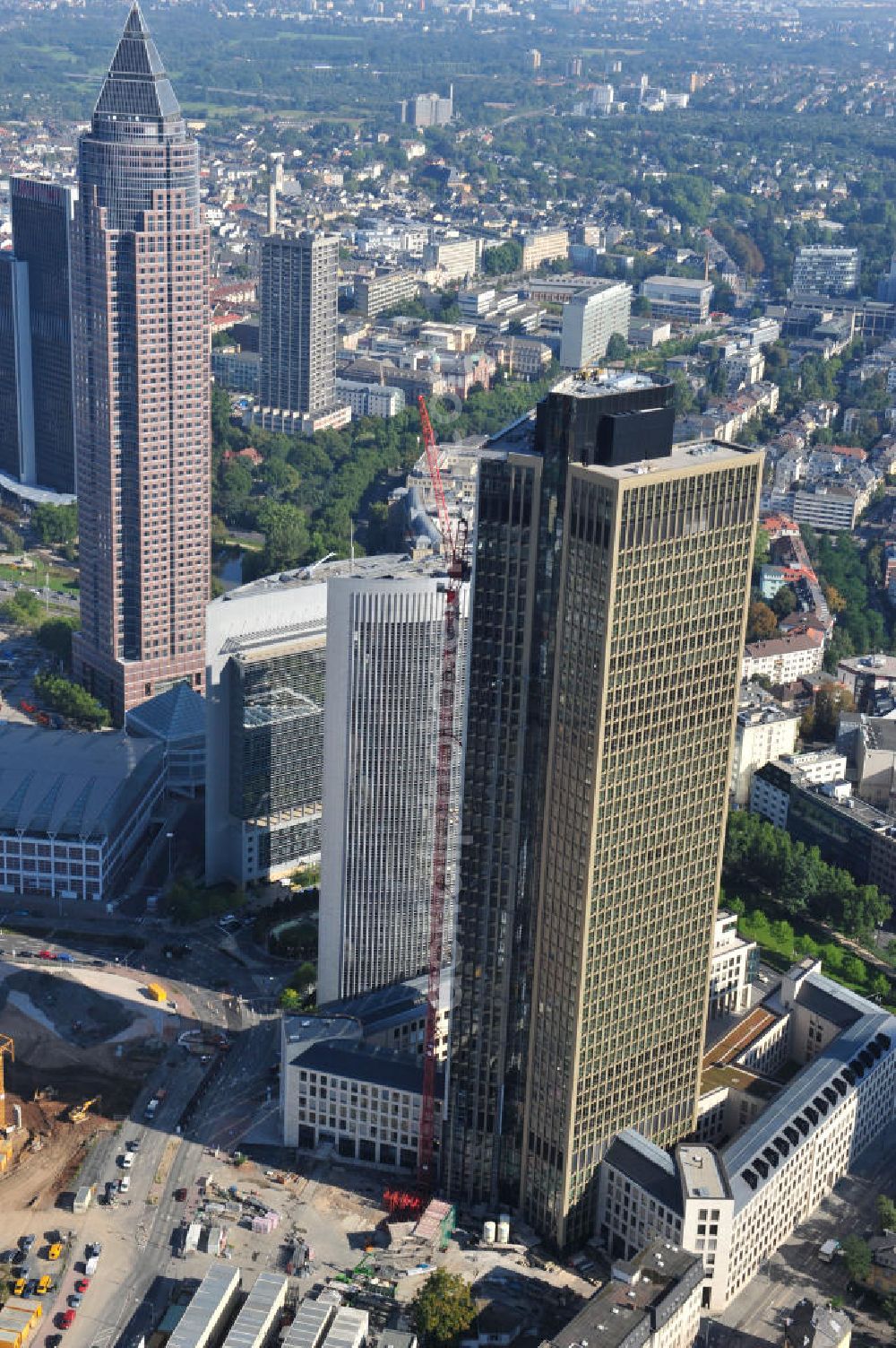 Aerial photograph Frankfurt am Main - Fertiger Neubau des Hochhauses Tower 185 , dem derzeit höchstem, in Deutschland im Bau befindlichen Wolkenkratzer. Bauherr ist dieCA IMMO Deutschland (formals Vivico Real Estate). Die Wirtschaftsprüfungsgesellschaft PricewaterhouseCoopers (PwC) hat bereits vor Baubeginn 60.000 Quadratmeter von insgesamt rund 90.000 Quadratmeter Bürofläche langfristig angemietet und wird hier ihre neue Deutschland-Zentrale beziehen. Den Entwurf für den Tower 185 lieferte der Frankfurter Architekt Christoph Mäckler. Er sieht ein hufeisenförmig angelegtes Sockelgebäude vor, aus dem sich die beiden Hochhaushälften mit einer Aluminium-Glas-Fassade erheben. View of the construction site of Tower 185, currently the highest skyscraper in Germany under construction. Owner is the CA IMMO (former Vivico real estate).