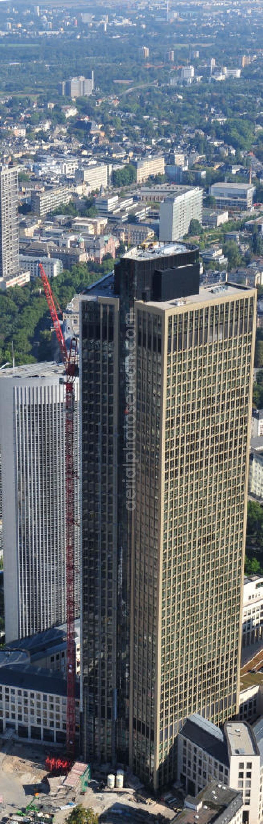 Frankfurt am Main from above - Fertiger Neubau des Hochhauses Tower 185 , dem derzeit höchstem, in Deutschland im Bau befindlichen Wolkenkratzer. Bauherr ist dieCA IMMO Deutschland (formals Vivico Real Estate). Die Wirtschaftsprüfungsgesellschaft PricewaterhouseCoopers (PwC) hat bereits vor Baubeginn 60.000 Quadratmeter von insgesamt rund 90.000 Quadratmeter Bürofläche langfristig angemietet und wird hier ihre neue Deutschland-Zentrale beziehen. Den Entwurf für den Tower 185 lieferte der Frankfurter Architekt Christoph Mäckler. Er sieht ein hufeisenförmig angelegtes Sockelgebäude vor, aus dem sich die beiden Hochhaushälften mit einer Aluminium-Glas-Fassade erheben. View of the construction site of Tower 185, currently the highest skyscraper in Germany under construction. Owner is the CA IMMO (former Vivico real estate).