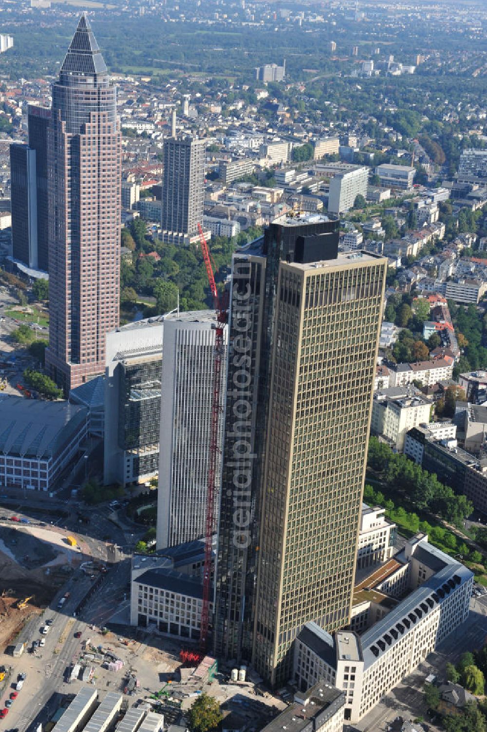 Frankfurt am Main from the bird's eye view: Fertiger Neubau des Hochhauses Tower 185 , dem derzeit höchstem, in Deutschland im Bau befindlichen Wolkenkratzer. Bauherr ist dieCA IMMO Deutschland (formals Vivico Real Estate). Die Wirtschaftsprüfungsgesellschaft PricewaterhouseCoopers (PwC) hat bereits vor Baubeginn 60.000 Quadratmeter von insgesamt rund 90.000 Quadratmeter Bürofläche langfristig angemietet und wird hier ihre neue Deutschland-Zentrale beziehen. Den Entwurf für den Tower 185 lieferte der Frankfurter Architekt Christoph Mäckler. Er sieht ein hufeisenförmig angelegtes Sockelgebäude vor, aus dem sich die beiden Hochhaushälften mit einer Aluminium-Glas-Fassade erheben. View of the construction site of Tower 185, currently the highest skyscraper in Germany under construction. Owner is the CA IMMO (former Vivico real estate).