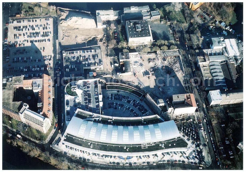 Aerial photograph Berlin - Charlottenburg - Fertiger Neubau der Mercedes - Benz - Niederlassung in Berlin - Charlottenburg am Salzufer.