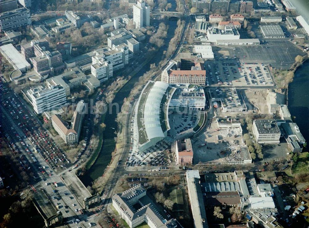 Berlin - Charlottenburg from above - Fertiger Neubau der Mercedes - Benz - Niederlassung in Berlin - Charlottenburg am Salzufer.