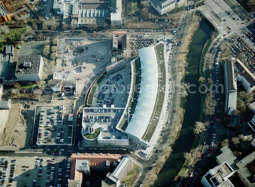 Berlin - Charlottenburg from the bird's eye view: Fertiger Neubau der Mercedes - Benz - Niederlassung in Berlin - Charlottenburg am Salzufer.