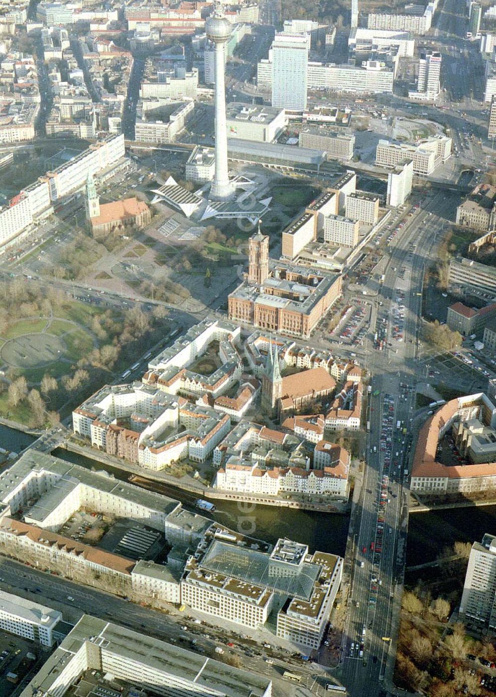 Aerial image Berlin - Fertiger Neubausitz der deutschen Wirtschaftsverbände am Spreeufer zum Nikolaiviertel in Berlin - Mitte.