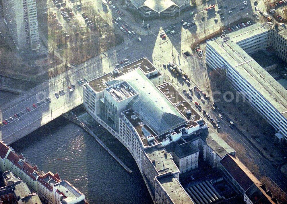 Aerial photograph Berlin - Fertiger Neubausitz der deutschen Wirtschaftsverbände am Spreeufer zum Nikolaiviertel in Berlin - Mitte.