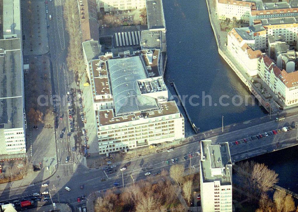 Berlin from above - Fertiger Neubausitz der deutschen Wirtschaftsverbände am Spreeufer zum Nikolaiviertel in Berlin - Mitte.