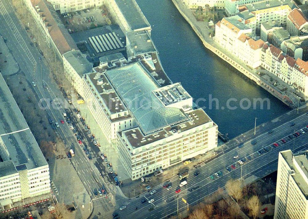 Berlin from the bird's eye view: Fertiger Neubausitz der deutschen Wirtschaftsverbände am Spreeufer zum Nikolaiviertel in Berlin - Mitte.