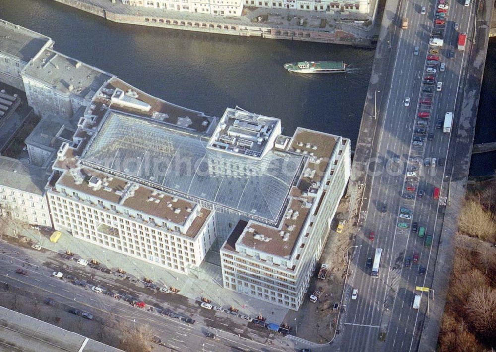 Aerial image Berlin - Fertiger Neubausitz der deutschen Wirtschaftsverbände am Spreeufer zum Nikolaiviertel in Berlin - Mitte.