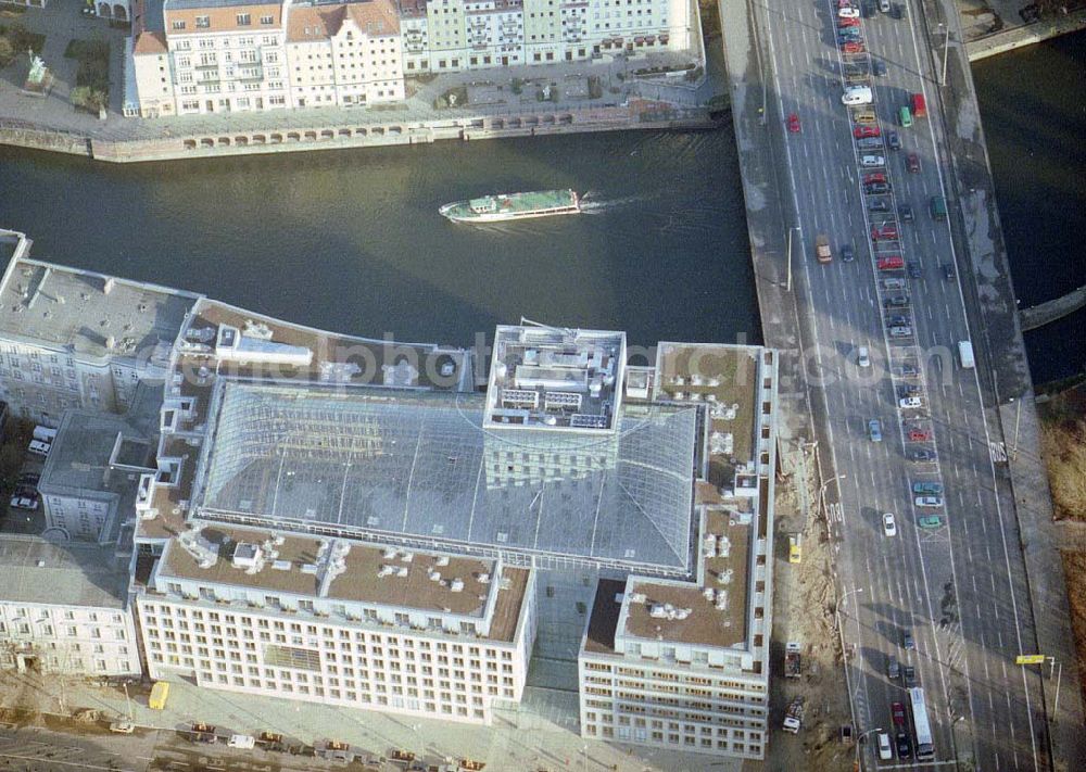 Aerial photograph Berlin - Fertiger Neubausitz der deutschen Wirtschaftsverbände am Spreeufer zum Nikolaiviertel in Berlin - Mitte.