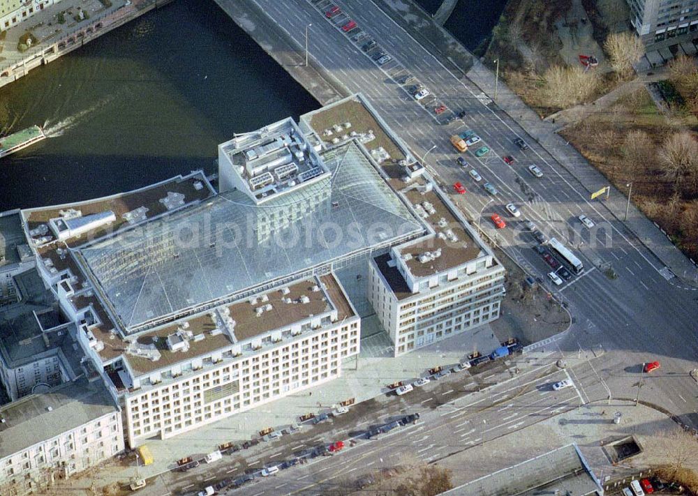 Berlin from above - Fertiger Neubausitz der deutschen Wirtschaftsverbände am Spreeufer zum Nikolaiviertel in Berlin - Mitte.