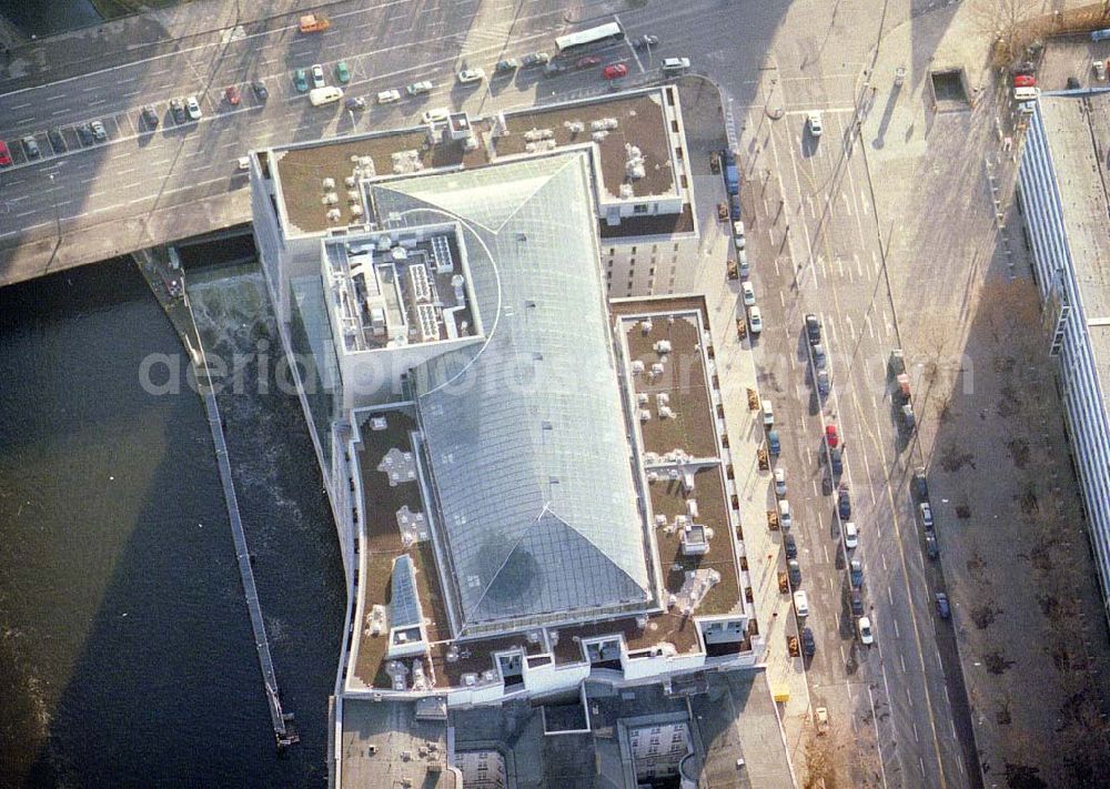 Berlin from the bird's eye view: Fertiger Neubausitz der deutschen Wirtschaftsverbände am Spreeufer zum Nikolaiviertel in Berlin - Mitte.