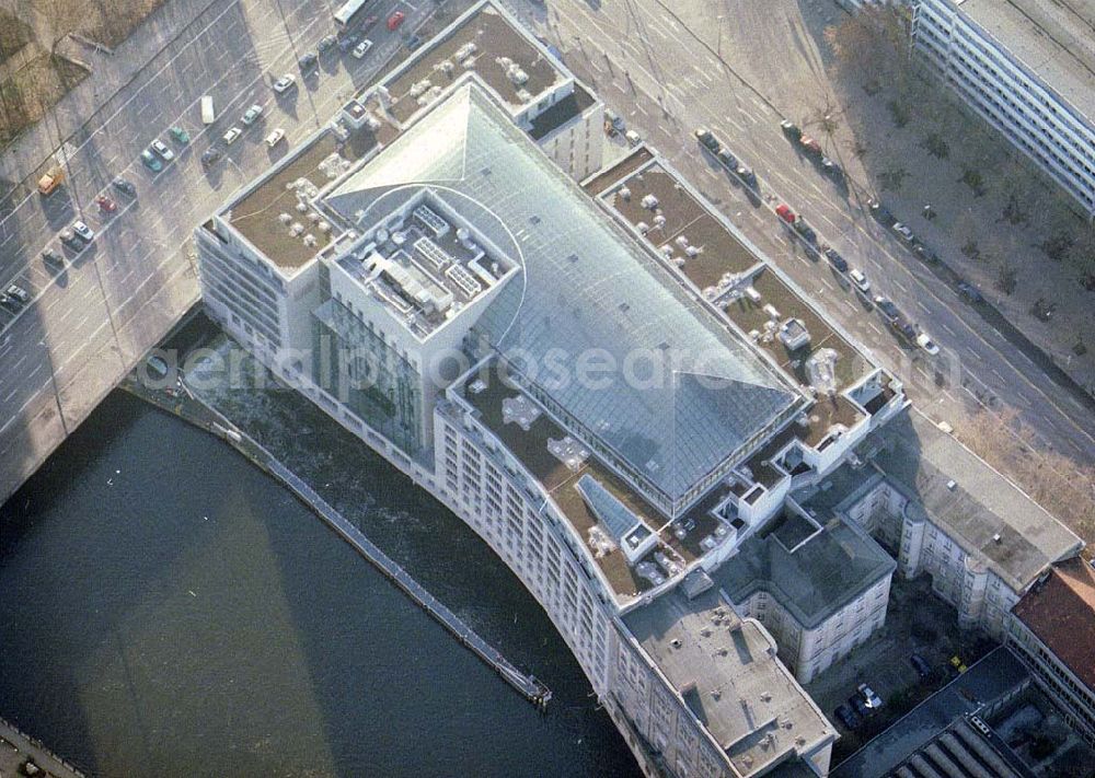 Aerial image Berlin - Fertiger Neubausitz der deutschen Wirtschaftsverbände am Spreeufer zum Nikolaiviertel in Berlin - Mitte.