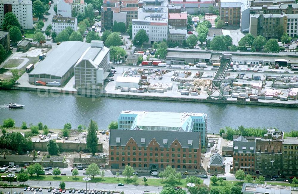 Aerial image Berlin - Friedrichshain - Fertiges Büro- und Geschäftshaus Energieforum an der Spree am Ostbahnhof in Berlin - Friedrichshain.