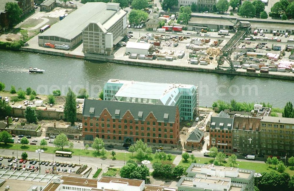 Aerial photograph Berlin - Friedrichshain - Fertiges Büro- und Geschäftshaus Energieforum an der Spree am Ostbahnhof in Berlin - Friedrichshain.