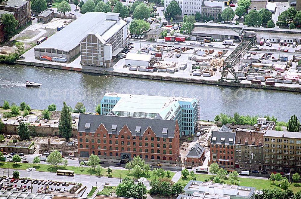 Berlin - Friedrichshain from above - Fertiges Büro- und Geschäftshaus Energieforum an der Spree am Ostbahnhof in Berlin - Friedrichshain.