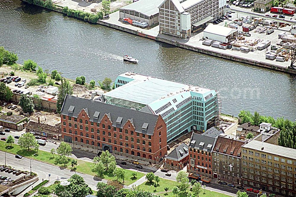 Berlin - Friedrichshain from the bird's eye view: Fertiges Büro- und Geschäftshaus Energieforum an der Spree am Ostbahnhof in Berlin - Friedrichshain.