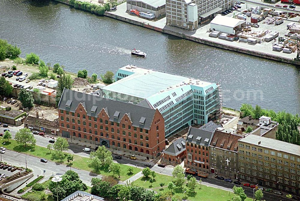 Aerial image Berlin - Friedrichshain - Fertiges Büro- und Geschäftshaus Energieforum an der Spree am Ostbahnhof in Berlin - Friedrichshain.