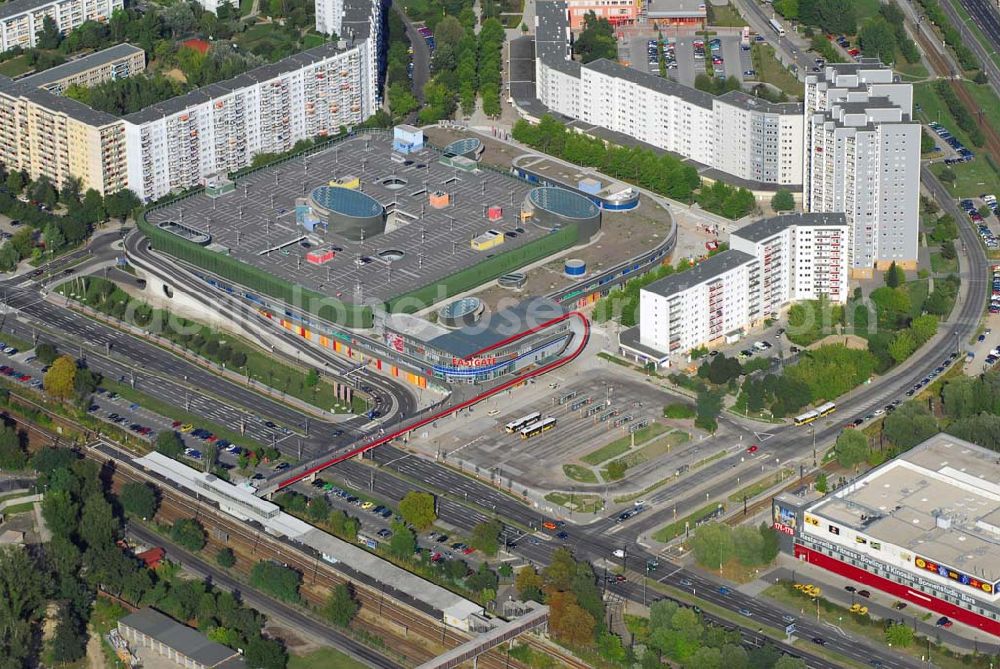 Berlin-Marzahn from the bird's eye view: 19.08.2006 BERLIN Marzahn Das Einkaufscenter Eastgate - eines der größten und außergewöhnlichsten in Berlin und Ostdeutschland. Mit dem Eastgate hat die Hauptstadt in zentraler Lage an der Hauptverkehrsachse Märkische Allee ein spektakuläres Tor zum Osten. Die Entwicklung, Generalplanung, Vermietung sowie das Langzeitmanagement des Eastgate liegen in den Händen der ECE Projektmanagement.