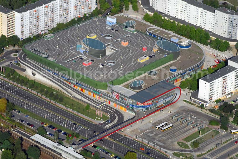 Aerial photograph Berlin-Marzahn - 19.08.2006 BERLIN Marzahn Das Einkaufscenter Eastgate - eines der größten und außergewöhnlichsten in Berlin und Ostdeutschland. Mit dem Eastgate hat die Hauptstadt in zentraler Lage an der Hauptverkehrsachse Märkische Allee ein spektakuläres Tor zum Osten. Die Entwicklung, Generalplanung, Vermietung sowie das Langzeitmanagement des Eastgate liegen in den Händen der ECE Projektmanagement.