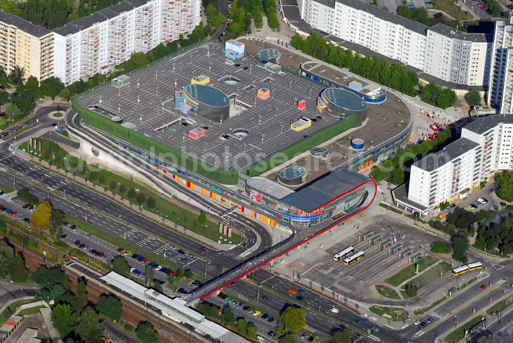 Berlin-Marzahn from above - 19.08.2006 BERLIN Marzahn Das Einkaufscenter Eastgate - eines der größten und außergewöhnlichsten in Berlin und Ostdeutschland. Mit dem Eastgate hat die Hauptstadt in zentraler Lage an der Hauptverkehrsachse Märkische Allee ein spektakuläres Tor zum Osten. Die Entwicklung, Generalplanung, Vermietung sowie das Langzeitmanagement des Eastgate liegen in den Händen der ECE Projektmanagement.