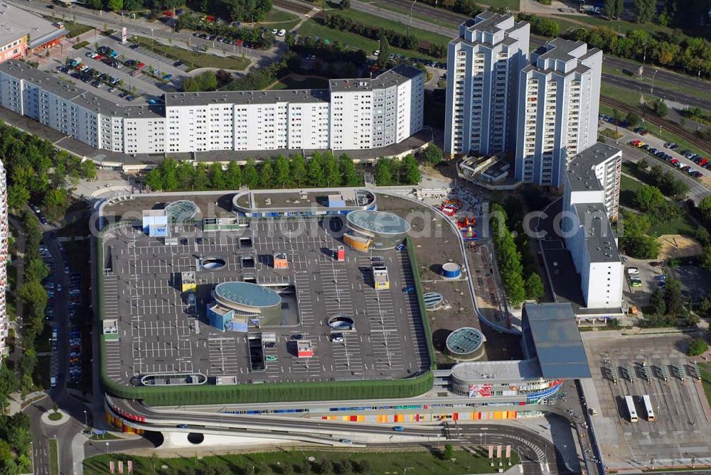 Aerial photograph Berlin-Marzahn - 19.08.2006 BERLIN Marzahn Das Einkaufscenter Eastgate - eines der größten und außergewöhnlichsten in Berlin und Ostdeutschland. Mit dem Eastgate hat die Hauptstadt in zentraler Lage an der Hauptverkehrsachse Märkische Allee ein spektakuläres Tor zum Osten. Die Entwicklung, Generalplanung, Vermietung sowie das Langzeitmanagement des Eastgate liegen in den Händen der ECE Projektmanagement.