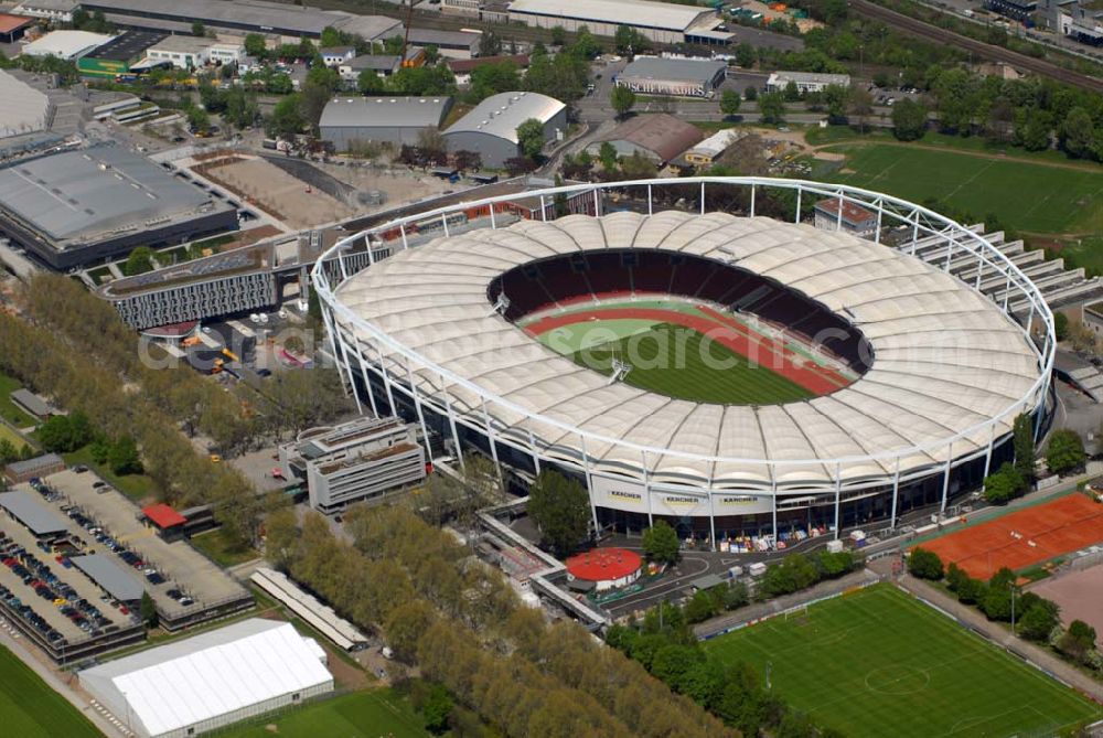 Stuttgart from above - ) soll nach Informationen der «Die Redaktion Stuttgarter Zeitung Stuttgarter Nachrichten GmbH» künftig Mercedes-Benz-Arena heißen. Wie das Blatt berichtet, werden Dieter Zetsche, der Vorstandsvorsitzende der Daimler AG, Oberbürgermeister Wolfgang Schuster und Erwin Staudt, der Präsident des Fußball-Bundesligisten VfB Stuttgart, die Umbenennung bei einer Pressekonferenz am 31. März 2008 verkünden. Die Namensänderung stehe im Zusammenhang mit dem Umbau des Daimler-Stadions in eine Fußballarena, über den der Gemeinderat Ende April befinden wird Das Gottlieb-Daimler-Stadion, ehemals Neckarstadion, liegt im rund 55 ha großen Sportzentrum Cannstatter Wasen. Das markanteste Merkmal ist die Stahlseilbinder-Konstruktion des Membrandaches, das die gesamten Zuschauerplätze überspannt.Abteilung Stadien, Bezirks-und Eissportanlagen, Mercedesstraße 87, 70372 Stuttgart, Telefon +49-(0)711-216-4661, Telefax +49-(0)711-216-3326,Architekt: Arat, Siegel & Partner