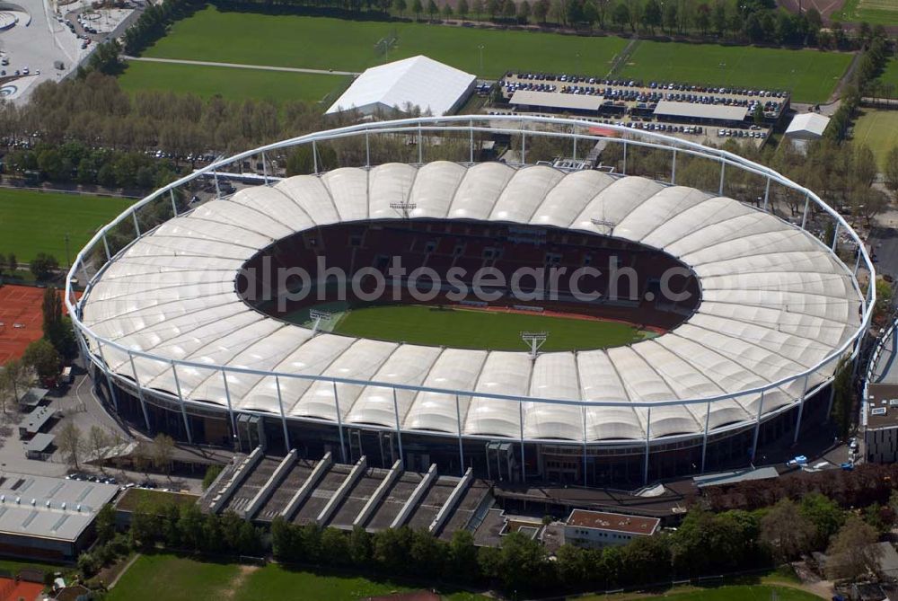 Stuttgart from the bird's eye view: ) soll nach Informationen der «Die Redaktion Stuttgarter Zeitung Stuttgarter Nachrichten GmbH» künftig Mercedes-Benz-Arena heißen. Wie das Blatt berichtet, werden Dieter Zetsche, der Vorstandsvorsitzende der Daimler AG, Oberbürgermeister Wolfgang Schuster und Erwin Staudt, der Präsident des Fußball-Bundesligisten VfB Stuttgart, die Umbenennung bei einer Pressekonferenz am 31. März 2008 verkünden. Die Namensänderung stehe im Zusammenhang mit dem Umbau des Daimler-Stadions in eine Fußballarena, über den der Gemeinderat Ende April befinden wird Das Gottlieb-Daimler-Stadion, ehemals Neckarstadion, liegt im rund 55 ha großen Sportzentrum Cannstatter Wasen. Das markanteste Merkmal ist die Stahlseilbinder-Konstruktion des Membrandaches, das die gesamten Zuschauerplätze überspannt.Abteilung Stadien, Bezirks-und Eissportanlagen, Mercedesstraße 87, 70372 Stuttgart, Telefon +49-(0)711-216-4661, Telefax +49-(0)711-216-3326,Architekt: Arat, Siegel & Partner