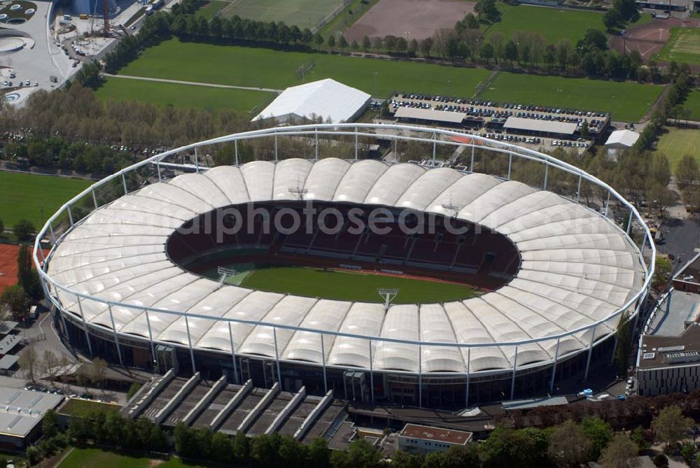 Aerial image Stuttgart - ) soll nach Informationen der «Die Redaktion Stuttgarter Zeitung Stuttgarter Nachrichten GmbH» künftig Mercedes-Benz-Arena heißen. Wie das Blatt berichtet, werden Dieter Zetsche, der Vorstandsvorsitzende der Daimler AG, Oberbürgermeister Wolfgang Schuster und Erwin Staudt, der Präsident des Fußball-Bundesligisten VfB Stuttgart, die Umbenennung bei einer Pressekonferenz am 31. März 2008 verkünden. Die Namensänderung stehe im Zusammenhang mit dem Umbau des Daimler-Stadions in eine Fußballarena, über den der Gemeinderat Ende April befinden wird Das Gottlieb-Daimler-Stadion, ehemals Neckarstadion, liegt im rund 55 ha großen Sportzentrum Cannstatter Wasen. Das markanteste Merkmal ist die Stahlseilbinder-Konstruktion des Membrandaches, das die gesamten Zuschauerplätze überspannt.Abteilung Stadien, Bezirks-und Eissportanlagen, Mercedesstraße 87, 70372 Stuttgart, Telefon +49-(0)711-216-4661, Telefax +49-(0)711-216-3326,Architekt: Arat, Siegel & Partner