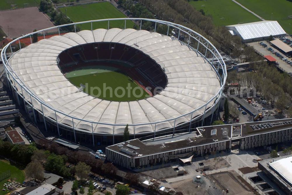 Aerial photograph Stuttgart - ) soll nach Informationen der «Die Redaktion Stuttgarter Zeitung Stuttgarter Nachrichten GmbH» künftig Mercedes-Benz-Arena heißen. Wie das Blatt berichtet, werden Dieter Zetsche, der Vorstandsvorsitzende der Daimler AG, Oberbürgermeister Wolfgang Schuster und Erwin Staudt, der Präsident des Fußball-Bundesligisten VfB Stuttgart, die Umbenennung bei einer Pressekonferenz am 31. März 2008 verkünden. Die Namensänderung stehe im Zusammenhang mit dem Umbau des Daimler-Stadions in eine Fußballarena, über den der Gemeinderat Ende April befinden wird Das Gottlieb-Daimler-Stadion, ehemals Neckarstadion, liegt im rund 55 ha großen Sportzentrum Cannstatter Wasen. Das markanteste Merkmal ist die Stahlseilbinder-Konstruktion des Membrandaches, das die gesamten Zuschauerplätze überspannt.Abteilung Stadien, Bezirks-und Eissportanlagen, Mercedesstraße 87, 70372 Stuttgart, Telefon +49-(0)711-216-4661, Telefax +49-(0)711-216-3326,Architekt: Arat, Siegel & Partner