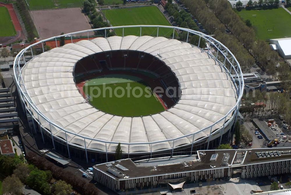 Stuttgart from above - ) soll nach Informationen der «Die Redaktion Stuttgarter Zeitung Stuttgarter Nachrichten GmbH» künftig Mercedes-Benz-Arena heißen. Wie das Blatt berichtet, werden Dieter Zetsche, der Vorstandsvorsitzende der Daimler AG, Oberbürgermeister Wolfgang Schuster und Erwin Staudt, der Präsident des Fußball-Bundesligisten VfB Stuttgart, die Umbenennung bei einer Pressekonferenz am 31. März 2008 verkünden. Die Namensänderung stehe im Zusammenhang mit dem Umbau des Daimler-Stadions in eine Fußballarena, über den der Gemeinderat Ende April befinden wird Das Gottlieb-Daimler-Stadion, ehemals Neckarstadion, liegt im rund 55 ha großen Sportzentrum Cannstatter Wasen. Das markanteste Merkmal ist die Stahlseilbinder-Konstruktion des Membrandaches, das die gesamten Zuschauerplätze überspannt.Abteilung Stadien, Bezirks-und Eissportanlagen, Mercedesstraße 87, 70372 Stuttgart, Telefon +49-(0)711-216-4661, Telefax +49-(0)711-216-3326,Architekt: Arat, Siegel & Partner