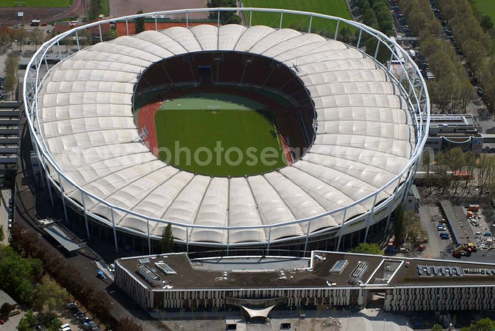 Stuttgart from the bird's eye view: ) soll nach Informationen der «Die Redaktion Stuttgarter Zeitung Stuttgarter Nachrichten GmbH» künftig Mercedes-Benz-Arena heißen. Wie das Blatt berichtet, werden Dieter Zetsche, der Vorstandsvorsitzende der Daimler AG, Oberbürgermeister Wolfgang Schuster und Erwin Staudt, der Präsident des Fußball-Bundesligisten VfB Stuttgart, die Umbenennung bei einer Pressekonferenz am 31. März 2008 verkünden. Die Namensänderung stehe im Zusammenhang mit dem Umbau des Daimler-Stadions in eine Fußballarena, über den der Gemeinderat Ende April befinden wird Das Gottlieb-Daimler-Stadion, ehemals Neckarstadion, liegt im rund 55 ha großen Sportzentrum Cannstatter Wasen. Das markanteste Merkmal ist die Stahlseilbinder-Konstruktion des Membrandaches, das die gesamten Zuschauerplätze überspannt.Abteilung Stadien, Bezirks-und Eissportanlagen, Mercedesstraße 87, 70372 Stuttgart, Telefon +49-(0)711-216-4661, Telefax +49-(0)711-216-3326,Architekt: Arat, Siegel & Partner