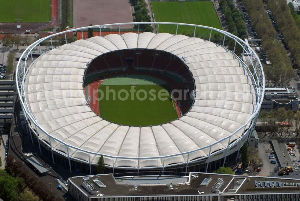 Aerial image Stuttgart - ) soll nach Informationen der «Die Redaktion Stuttgarter Zeitung Stuttgarter Nachrichten GmbH» künftig Mercedes-Benz-Arena heißen. Wie das Blatt berichtet, werden Dieter Zetsche, der Vorstandsvorsitzende der Daimler AG, Oberbürgermeister Wolfgang Schuster und Erwin Staudt, der Präsident des Fußball-Bundesligisten VfB Stuttgart, die Umbenennung bei einer Pressekonferenz am 31. März 2008 verkünden. Die Namensänderung stehe im Zusammenhang mit dem Umbau des Daimler-Stadions in eine Fußballarena, über den der Gemeinderat Ende April befinden wird Das Gottlieb-Daimler-Stadion, ehemals Neckarstadion, liegt im rund 55 ha großen Sportzentrum Cannstatter Wasen. Das markanteste Merkmal ist die Stahlseilbinder-Konstruktion des Membrandaches, das die gesamten Zuschauerplätze überspannt.Abteilung Stadien, Bezirks-und Eissportanlagen, Mercedesstraße 87, 70372 Stuttgart, Telefon +49-(0)711-216-4661, Telefax +49-(0)711-216-3326,Architekt: Arat, Siegel & Partner